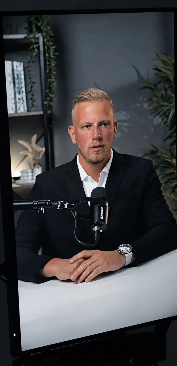 Kunde auf dem Kontrollmonitor